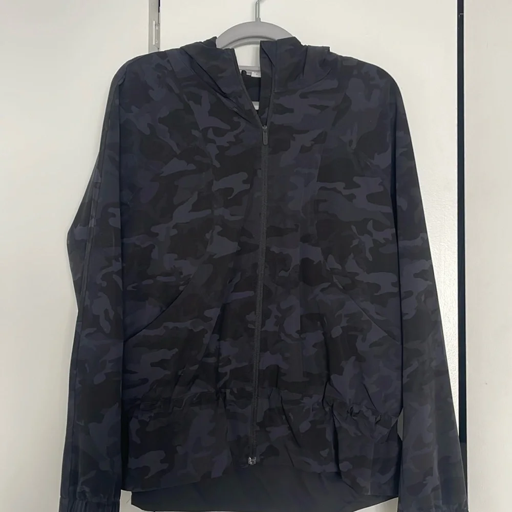 Women’s Lululemon Dark Camouflage Zip-Up Hooded Rain Jacket